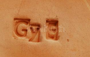 Győrbíró Enikő (1932-1999): Virág. Festett cserép, jelzett, hibátlan, 27×20 cm