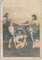 Ladies on the beach, minicard (7 x 10 cm) (EK)