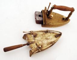 Régi, öntöttvas betétes réz vasaló, tartóval