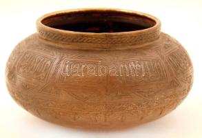 Keleti ornamentikájú kisméretű réz üst, apró sérülésekkel, m: 11 cm