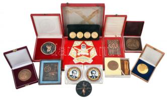 12db-os vegyes, magyar és külföldi emlékérem és plakett, egyet kivéve mind tokban, benne 2db porcelán. "BM Határőrség", "Biró Sándor emlékverseny", "Israel Industry Centenary" stb. T:vegyes