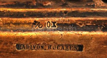 Antik, ekét mintázó fém szobor, "Radivon Bucarest" jelzéssel, 13,5×8×4,5 cm