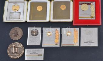 11db szocialista korszakból való, elismerő (szakszervezeti munkáért,társadalmi munkáért) témájú plakett, legtöbb tokban, közte 1986. "Pedagógusok Szakszervezete - Központi Vezetősége - Érdemes Munkájáért" Br plakett (86mm), DN "A Magyar Polgári Védelemért" fém plakett tokban (105x90mm) T:vegyes, egyik plakettről érem hiányzik