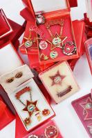 ~100db "Kiváló Dolgozó" és "Szocialista Brigád" jelvény főleg dísztokban miniatűrrel, több igazolvánnyal együtt T:vegyes