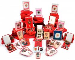 ~100db "Kiváló Dolgozó" és "Szocialista Brigád" jelvény főleg dísztokban miniatű...