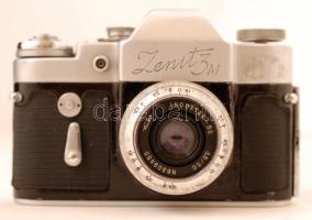 Régi Zenit 3M típusú fényképezőgép, saját tokjában