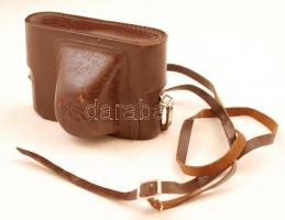 Régi Zenit 3M típusú fényképezőgép, saját tokjában