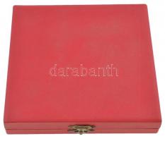 1979. "Pajzs 1979" festett fegyverbaráti Br plakett tokban (87mm) T:1