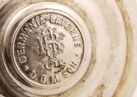 Antik fém gyertyás biciklilámpa, "D. G. M. Sch. Germania-Laterne" jelzéssel, m: 25 cm, üve...