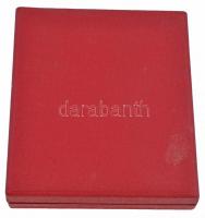 ~1970-1980. "Vörös Meteor - 10 év" zománcozott fém emlékplakett tokban (71x53mm) T:2