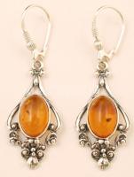 Ezüst(Ag) fülbevaló pár borostyánszínű kővel díszítve, jelzett, br: 4,8 g