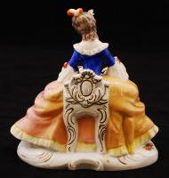 Ülő hölgy legyezővel Sitzendorf porcelán, kézzel festett, jelzett, lekopásokkal, m: 16 cm