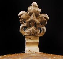 Régi fém fedeles üveg korsó, kopásnyomokkal, csorbákkal, d: 8,5 cm, m: 19,5 cm