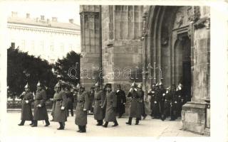 Kolozsvár, Szent Mihály-templom bejárata, csendőrök / entrance of the church, gendarmes, photo (EK)