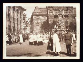 1913 Bp., Szent István napi körmenet a budai Várban (Szentháromság tér, háttérben a Pénzügyminisztérium épülete), 18×13 cm