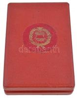 1957. "Szolgálati Érdemérem" mellszalagon szalagsávval és miniatűrrel dísztokban + DN &quo...