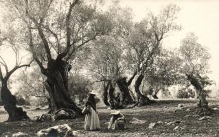 Pollenca, women with baskets