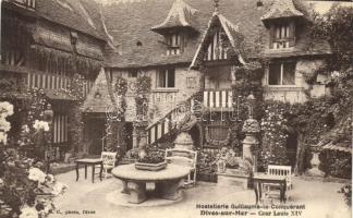 Dives-sur-Mer, Cour Louis XIV / courtyard