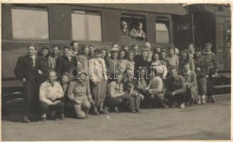 Group photo near the train, Voigtländer (EK)