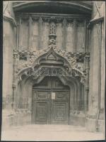 Brassó, A szász evangélikus Fekete templom kapuja, kartonra ragasztott fotó, hátoldalon feliratozva, 12x16 cm / Bra&#537;ov, Black Church(Biserica Neagră), cathedral, with Hungarian description on the verso, 12x16 cm