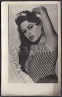 cca 1960 Korabeli fotó: Brigitte Bardot (1934-) francia színésznő, énekes, állatvédő. Az igazi, tiszta szexepilt ábrázolta egy meglehetősen prűd korszakban. Ruhái, frizurái megszabták az 1960-as évek divatirányzatát. Merész szerepei miatt sokan a bűn megtestesítőjének tekintették akkoriban. 14x9cm