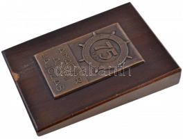 1970. "75 éves a Magyar Állami Hajózás 1895-1970" Br lemezplakett (80x49mm) fa talapzaton ...