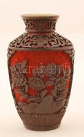 Kínai vörös-fekete lakkfaragásos kis váza virágmotívumokkal, fém, zománcozott belsővel, jelzés nélkül, m: 10,5 cm /  Little Chinese red-black lacquerware vase with floreal motifs, metal, with enamel inside, without mark, h: 10,5 cm