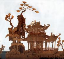 Kínai életképes parafa faragás, fa keretben, m: 16 cm /

Chinese cork carving with scene from daily ...