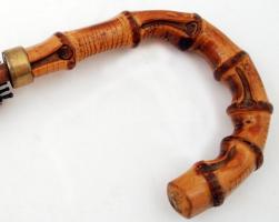 Régi fanyelű, fémszerkezetes fekete esernyő, szövete több helyen lyukas, működőképes állapotban, h: ...