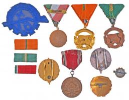 10db klf kitüntetés, jelvény és szalagsáv, főleg militária, közte ~1960-1970. "A Haza Szolgálat...