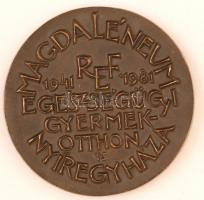 Tóth Sándor (1933-): Boldog, aki a nyomorultakra gondol;. Bronz plakett, jelzett, d:8,5 cm