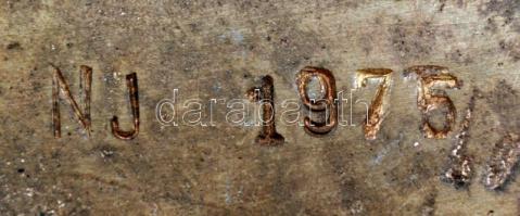 NJ jelzéssel: A Kapunál. Bronz plakett, d:11,5 cm