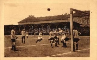 1913. március 16. FTC-MTK labdarúgó mérkőzés; Corner helyzet, a jól helyezkedő Borbást Knapp lefogja. Kiadja a 'Klasszikus pillanatok vállalata' 9. sz. / Hungarian football match