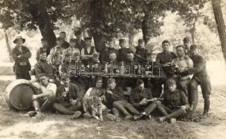 Budapest, magyar borozó és étkező katonák, kutya, csoportkép group photo