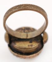 Virágmintás réz gyűrű kis kővel, d: 2 cm