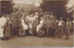 Ipolyság, első világháborús sebesült katonák, orvosok, nővérek / WWI injured soldiers, doctors and nurses group photo (fa)