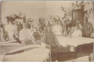 Ipolyság, katonai kórház, belső, sérült katonák, nővérek, orvosok / military hospital, injured soldiers, interior, nurses, doctors photo