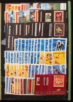 2100 darabos gyufacímke-gyűjtemény, vegyesen magyar és külföldi gyufacímkékkel, berakóba rendezve