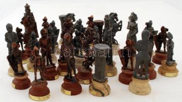 Díszes sakk készlet, réz-ólom sakktáblával (41,5×41 cm), ólom, illetve réz bábukkal (különböző méret...