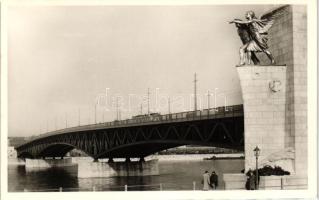 Budapest, Horthy Miklós híd, Haditengerészet és magyar hősi halottainak emlékműve, villamos