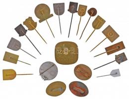 20db-os vegyes magyar és külföldi jelvény tétel, benne "Magyar Államvasutak Szolgálatáért"...