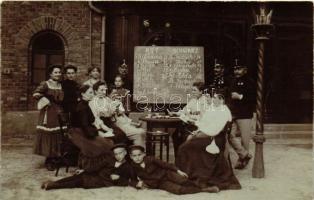 1907 Arsenal, Lady card game competition photo