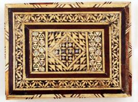 Régi fa intarziás, gyöngyház berakásos zenélő cigarettakínáló doboz, sérülésekkel, 17×13×10 cm