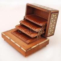 Régi fa intarziás, gyöngyház berakásos zenélő cigarettakínáló doboz, sérülésekkel, 17×13×10 cm