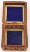 Gazdagon díszített virágmotívumos, berakásos bársonybélésű fa dobozka, alján repedéssel, 10×10×6 cm
