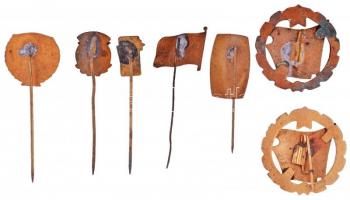 ~1960-1970. 7db szocialista jelvény és kitűző, közte "SZOT" zománcozott fém kitűző, "...