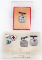 6db fém és zománcozott jelvény véradásért, közte 10 és 15 alkalomért járók, egy tokban T:vegyes