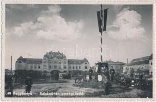 Nagybánya, Rákóczi tér, országzászló / square, flag