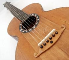 20. század eleji restaurált nemesfából készült kontragitár, fémhúrokkal, emléksorokkal, modern tokba...