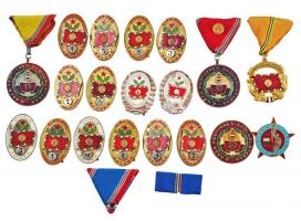 21db vegyes szocialista kitüntetés, jelvény, szalag, közte több "Élenjáró Katona", "Kiváló Katona" jelvény, "A Haza Fegyveres Szolgálatában" 10, 15 és 20 év után, "Dicsőség a hősöknek 1945-1985" fém jelvény, kettő kitüntetés tokban T:vegyes